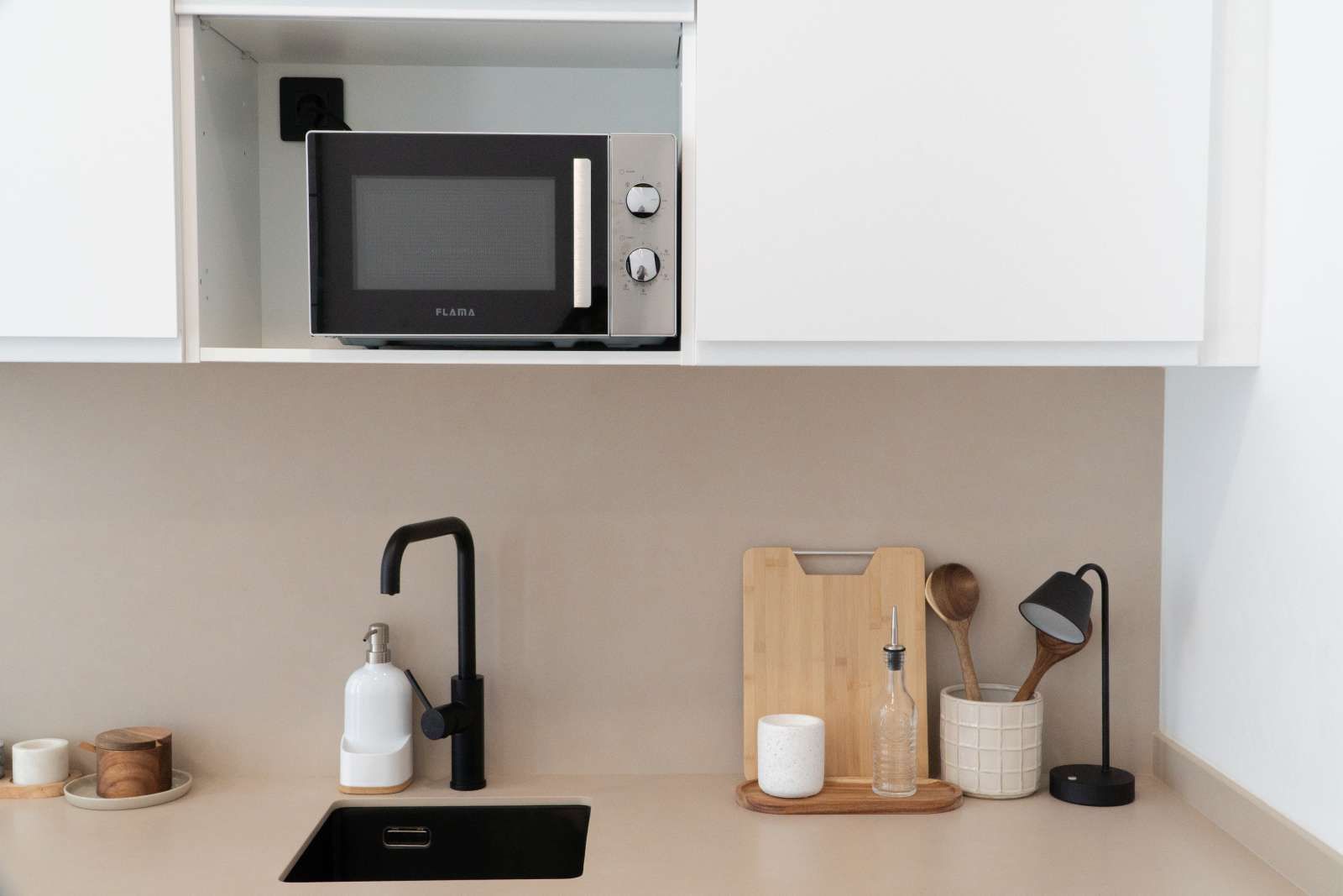 Kitchen of Study to share in  Valencia Capital  with Air Conditioner and Terrace