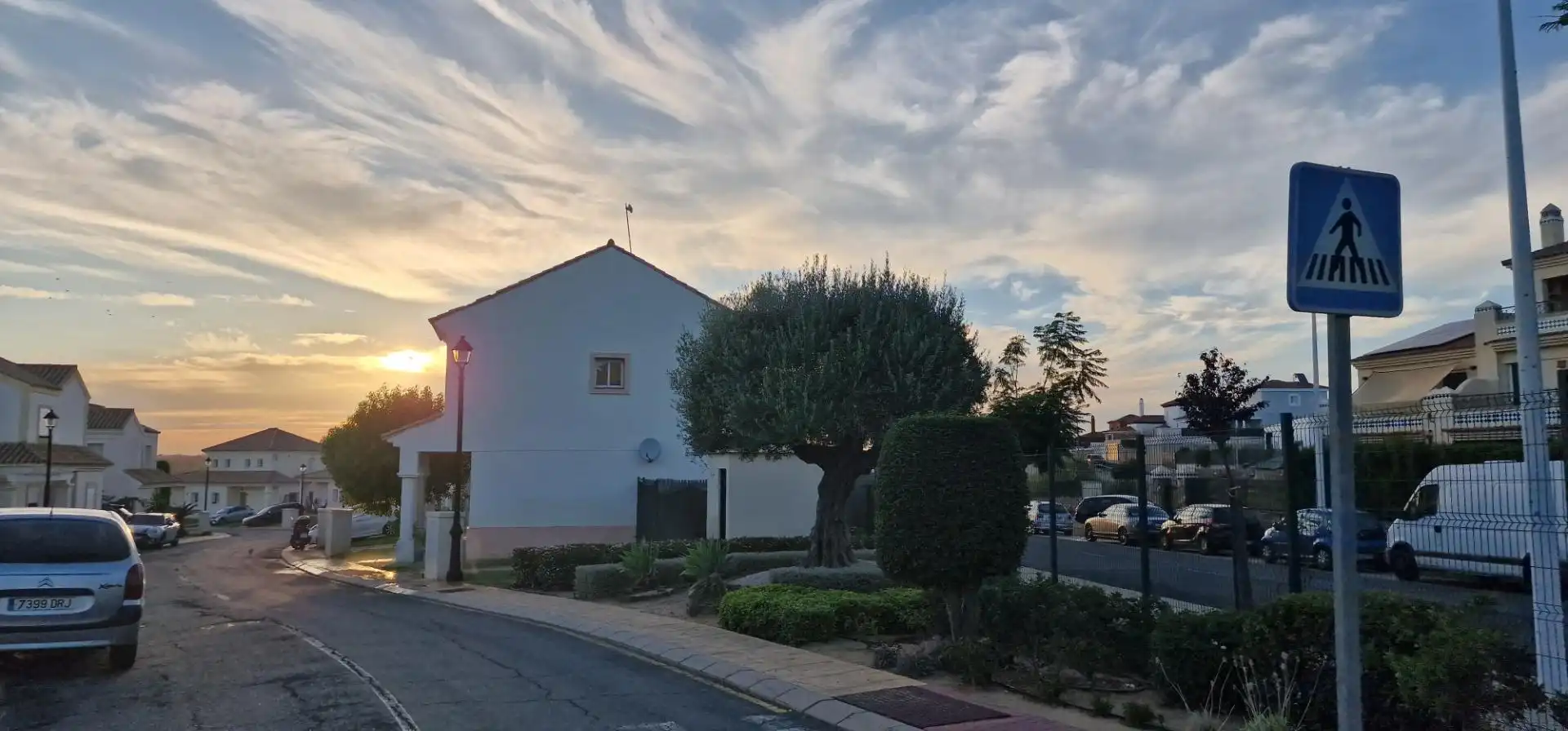 Vista exterior de Casa adosada en venda en Ayamonte amb Jardí privat, Moblat i Balcó