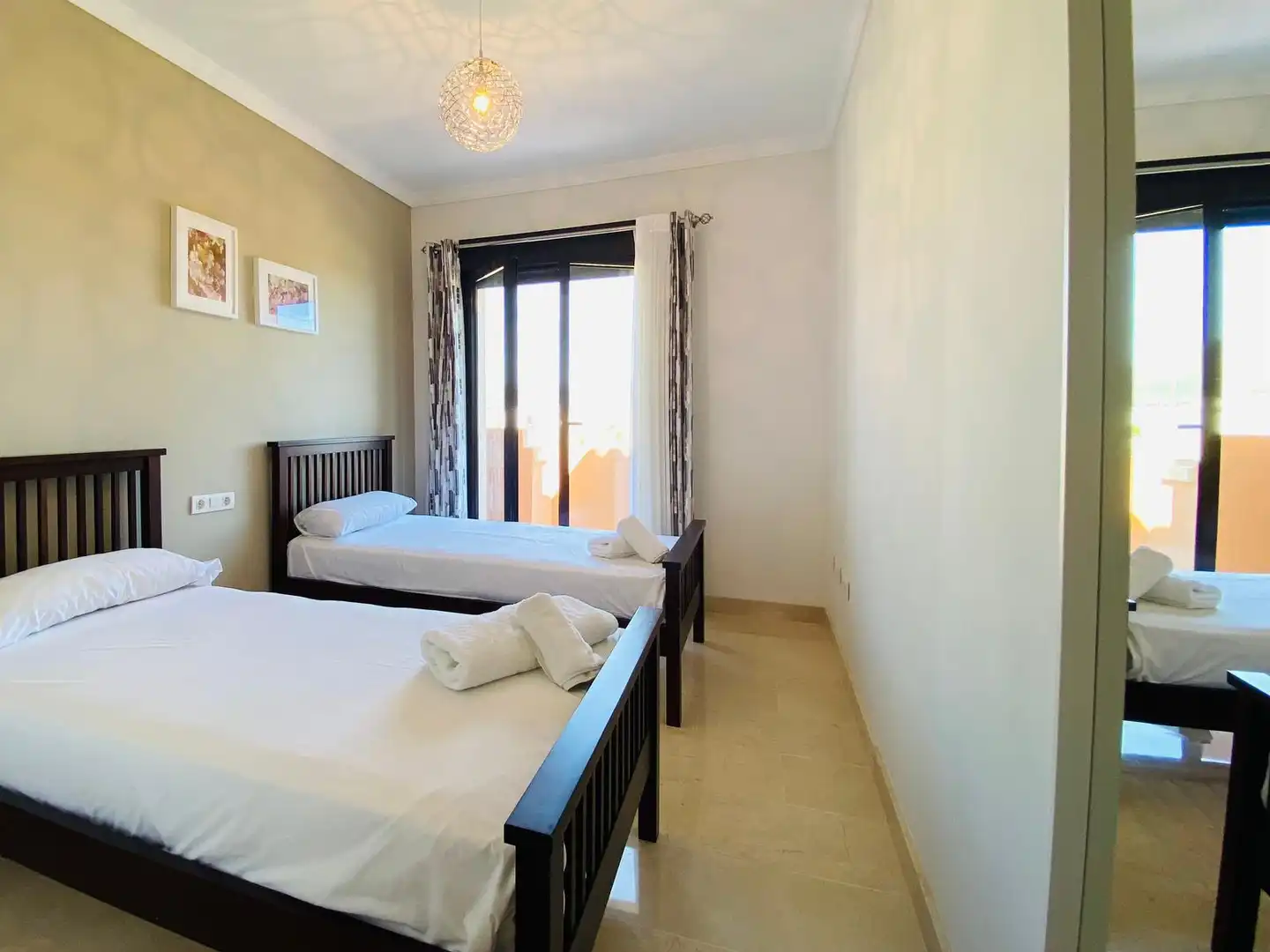 Dormitori de Casa adosada de lloguer en Estepona amb Aire condicionat, Terrassa i Moblat