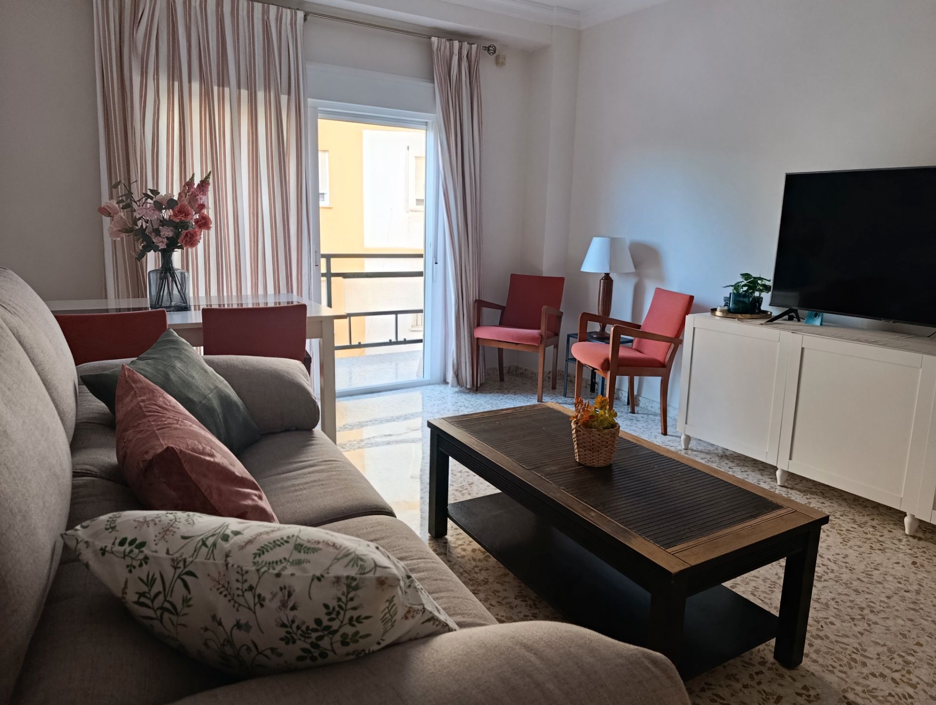 Sala de estar de Piso de alquiler en Dos Hermanas con Aire acondicionado, Terraza y Amueblado