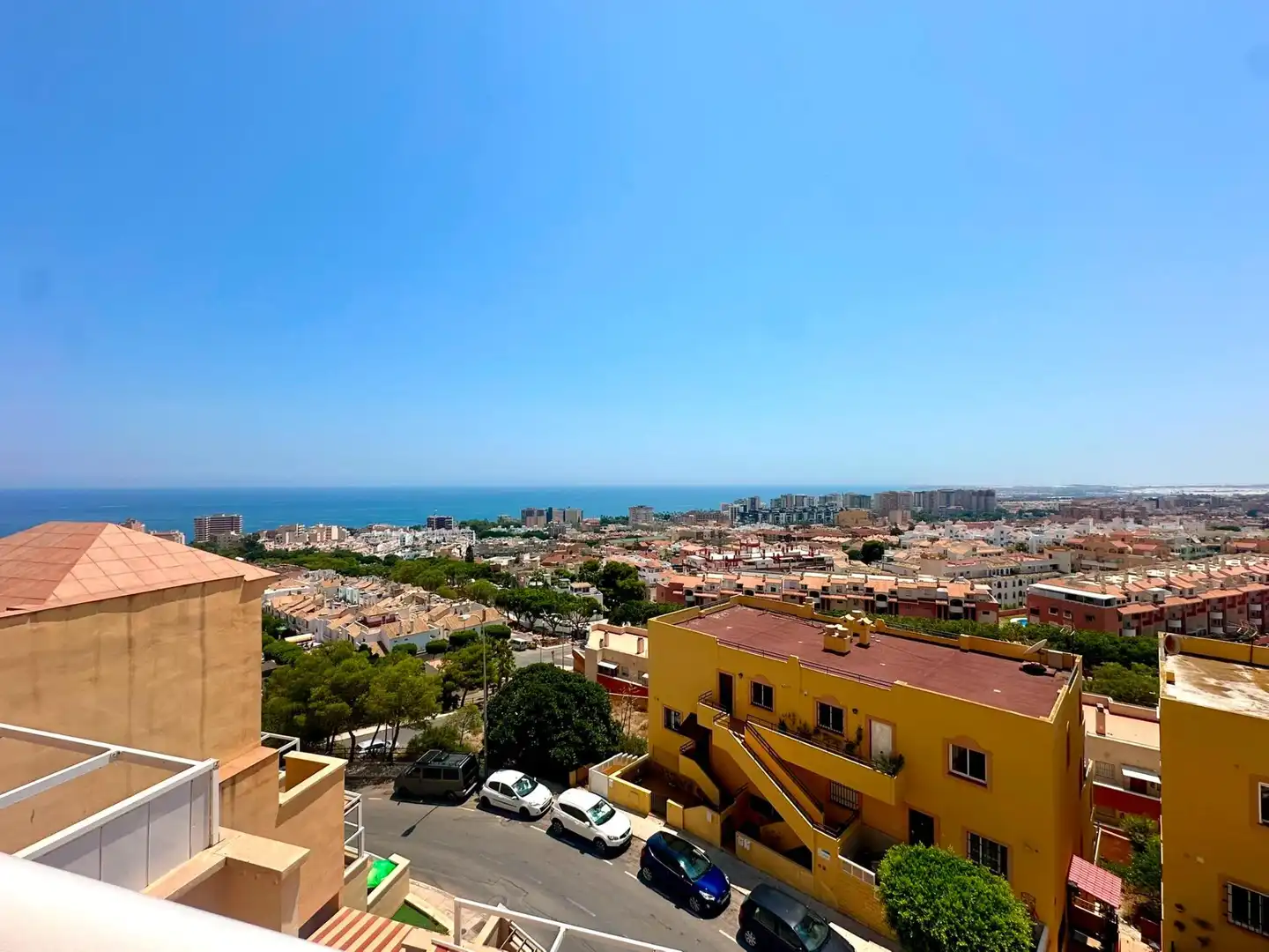 Vista exterior de Pis en venda en Roquetas de Mar amb Aire condicionat i Terrassa