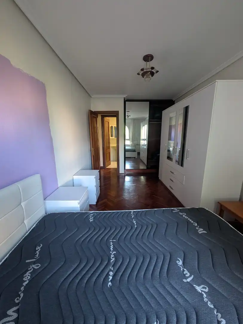 Schlafzimmer von Wohnung zur Miete in Santander mit Möbliert