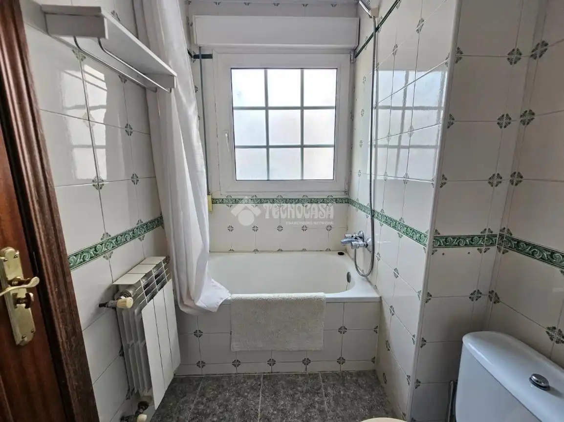 Badezimmer von Dachboden zum Verkauf in Madrid mit Heizung, Terrasse und Balkon