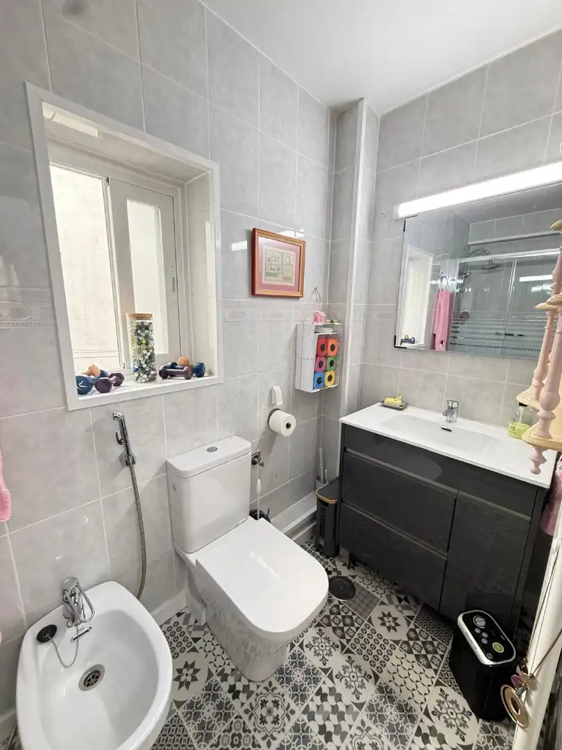 Bathroom of Flat for sale in Madrid  with Air Conditioner and Heating