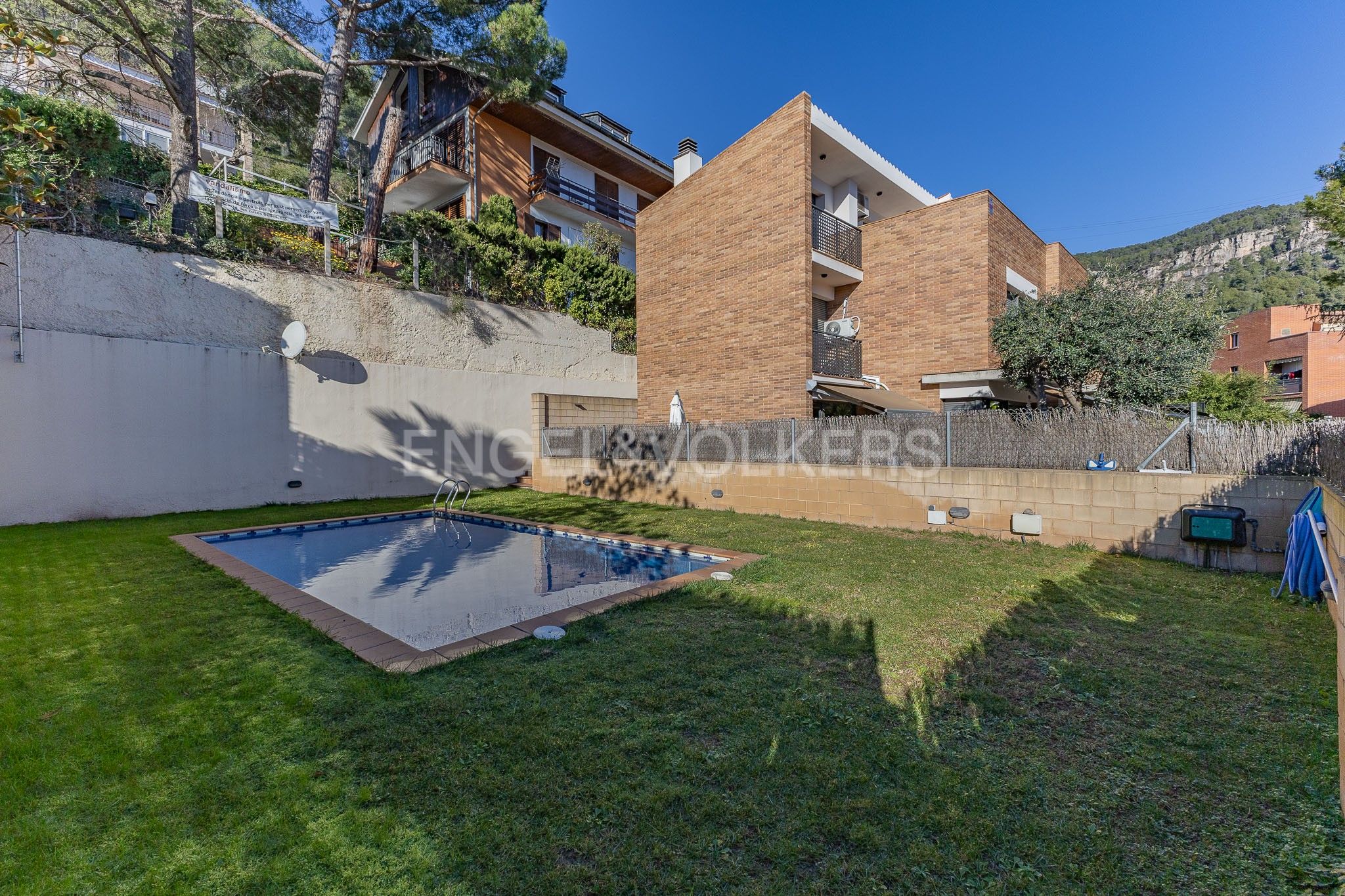 Garden of Single-family semi-detached for sale in Vallirana  with Air Conditioner, Heating and Private garden