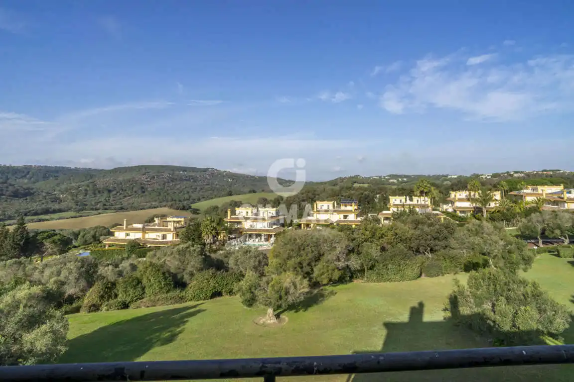 Außenansicht von Maisonette zum Verkauf in Sotogrande mit Heizung, Abstellraum und Schwimmbad