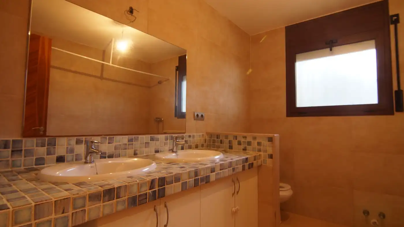 Bany de Casa o xalet en venda en El Catllar  amb Parquet, Terrassa i Piscina