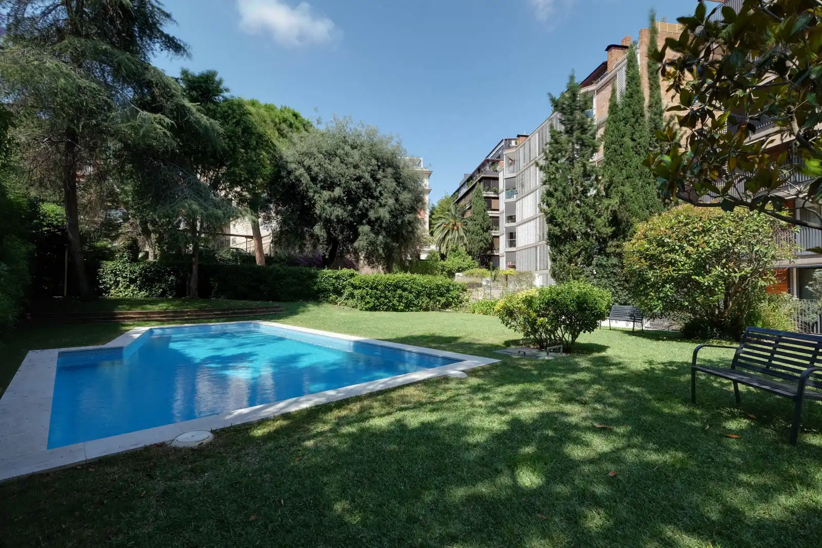 Schwimmbecken von Wohnung zum Verkauf in Barcelona mit Klimaanlage, Heizung und Ofen