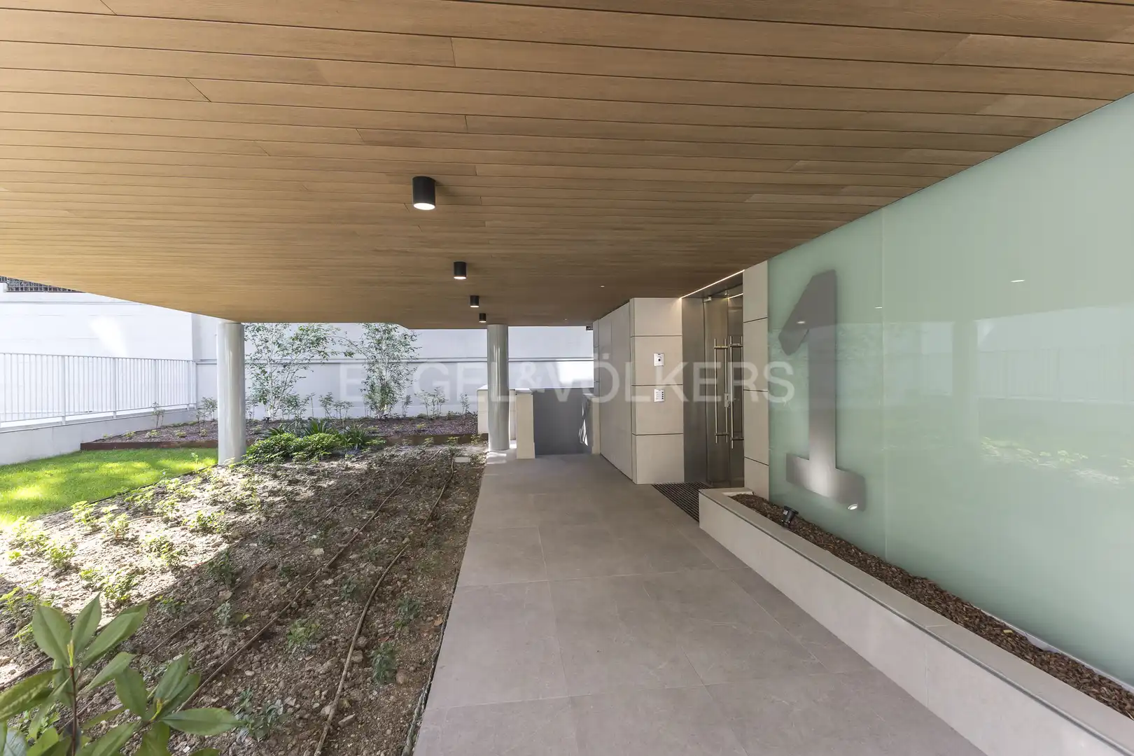 Dúplex en venta en Madrid con Calefacción, Terraza y Trastero