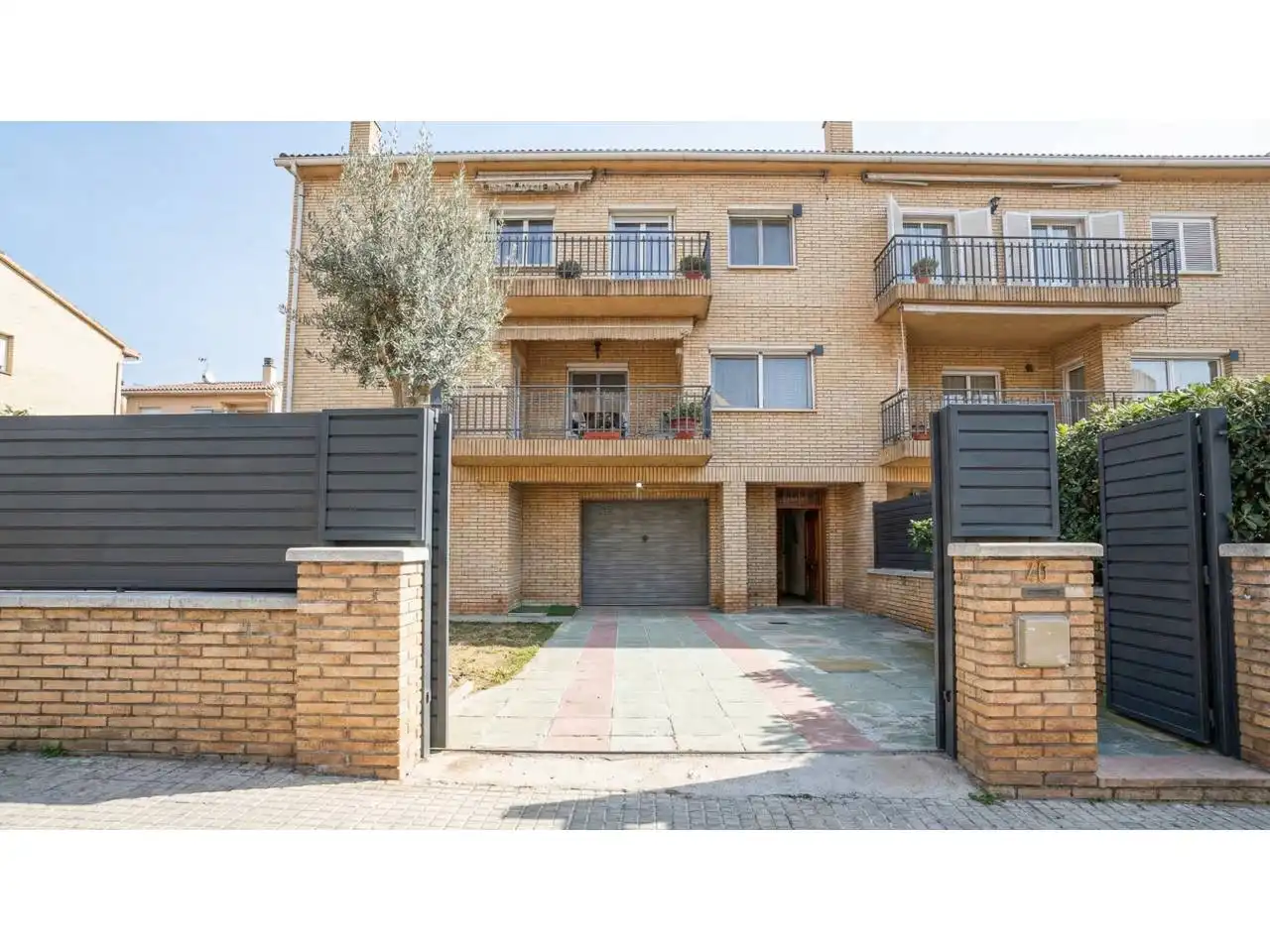 Vista exterior de Casa adosada en venta en Ripollet con Aire acondicionado, Calefacción y Jardín privado