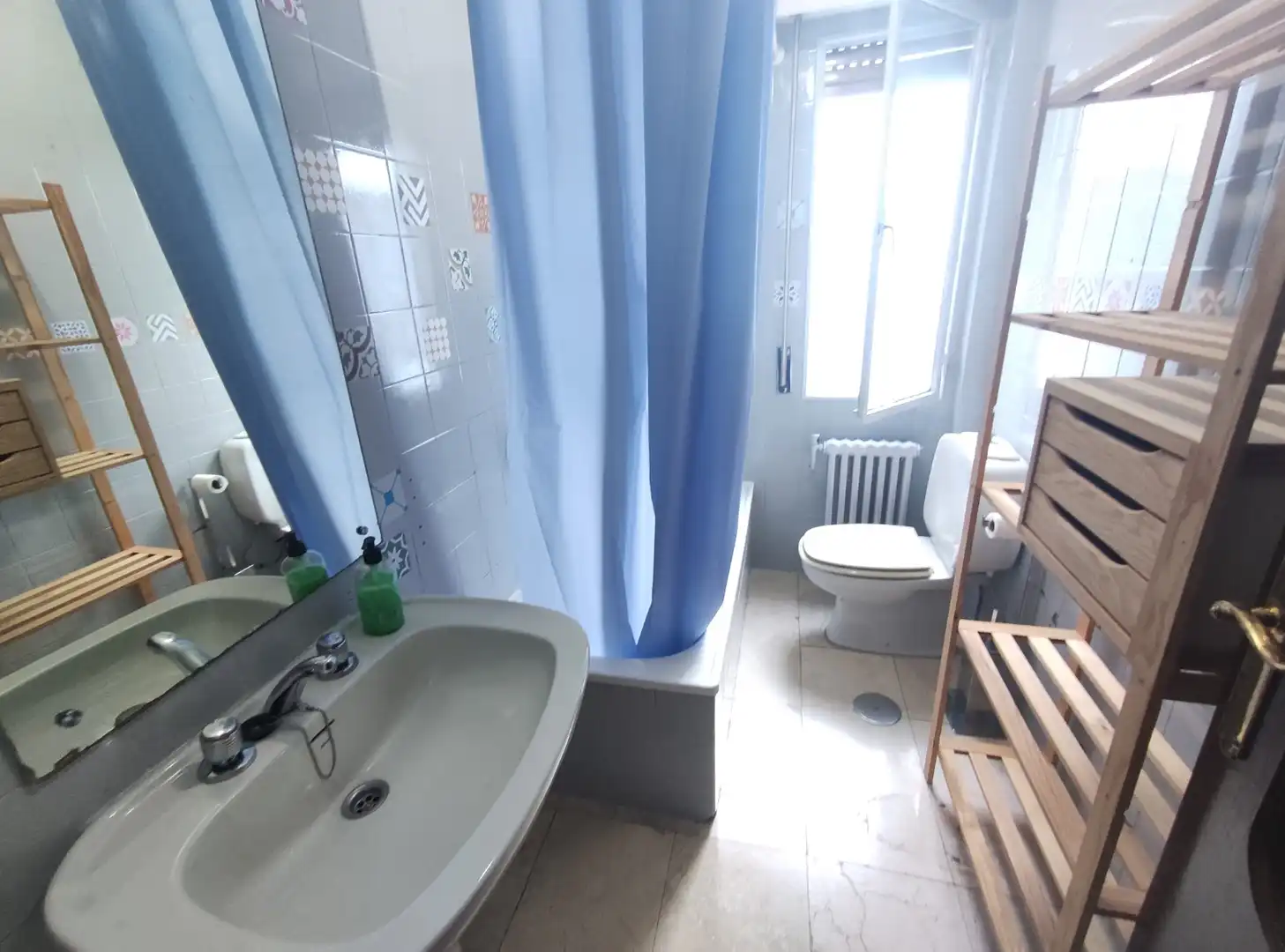 Bathroom of Flat for rent in Ourense Capital   with Heating, Furnished and Oven