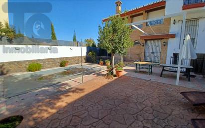 Vista exterior de Casa o xalet en venda en La Zubia amb Aire condicionat, Terrassa i Piscina