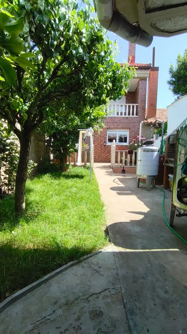 Garten von Einfamilien-Reihenhaus zum Verkauf in El Burgo Ranero  mit Heizung, Privatgarten und Parkett