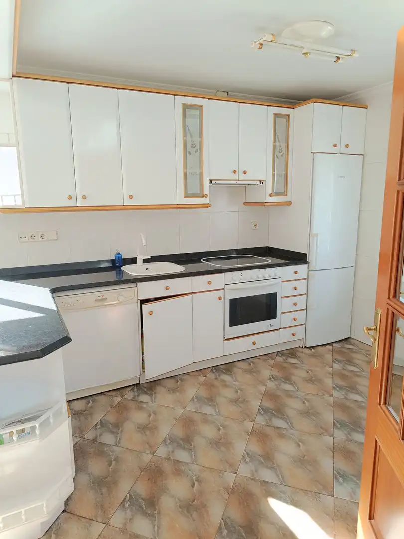 Cuina de Casa o xalet en venda en Barruelo de Santullán amb Calefacció, Parquet i Terrassa