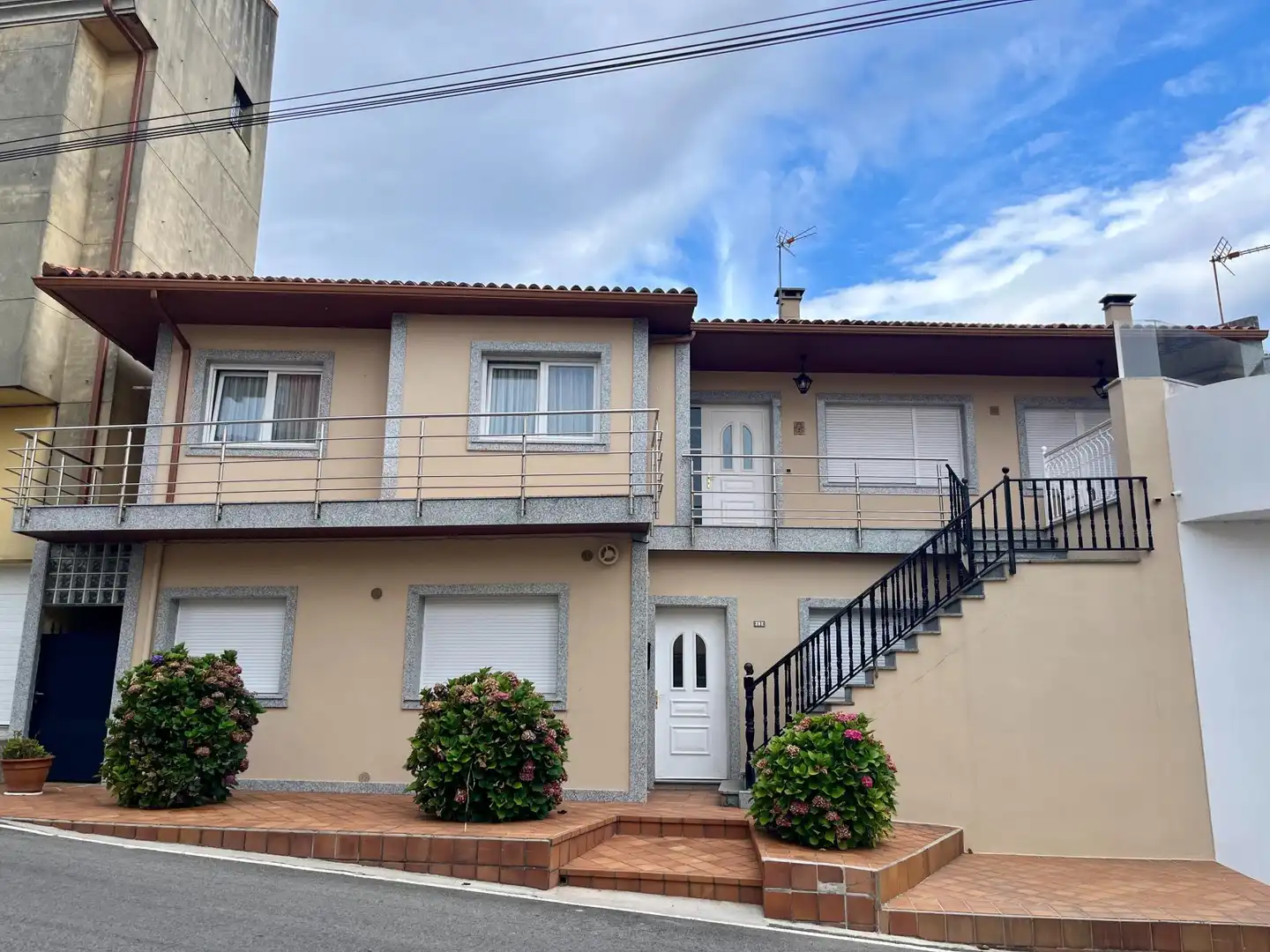 Vista exterior de Casa adosada en venda en Boiro amb Terrassa, Moblat i Balcó