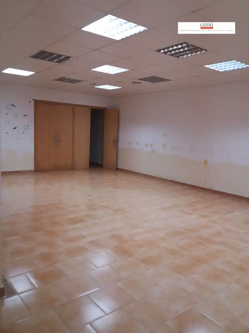 Büro zur Miete in Vallirana mit Klimaanlage