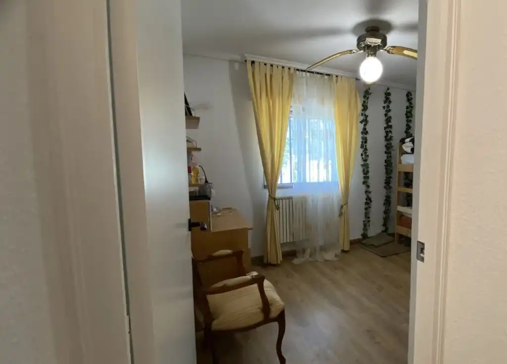 Dormitori de Casa o xalet en venda en Cadalso de los Vidrios amb Aire condicionat, Calefacció i Jardí privat