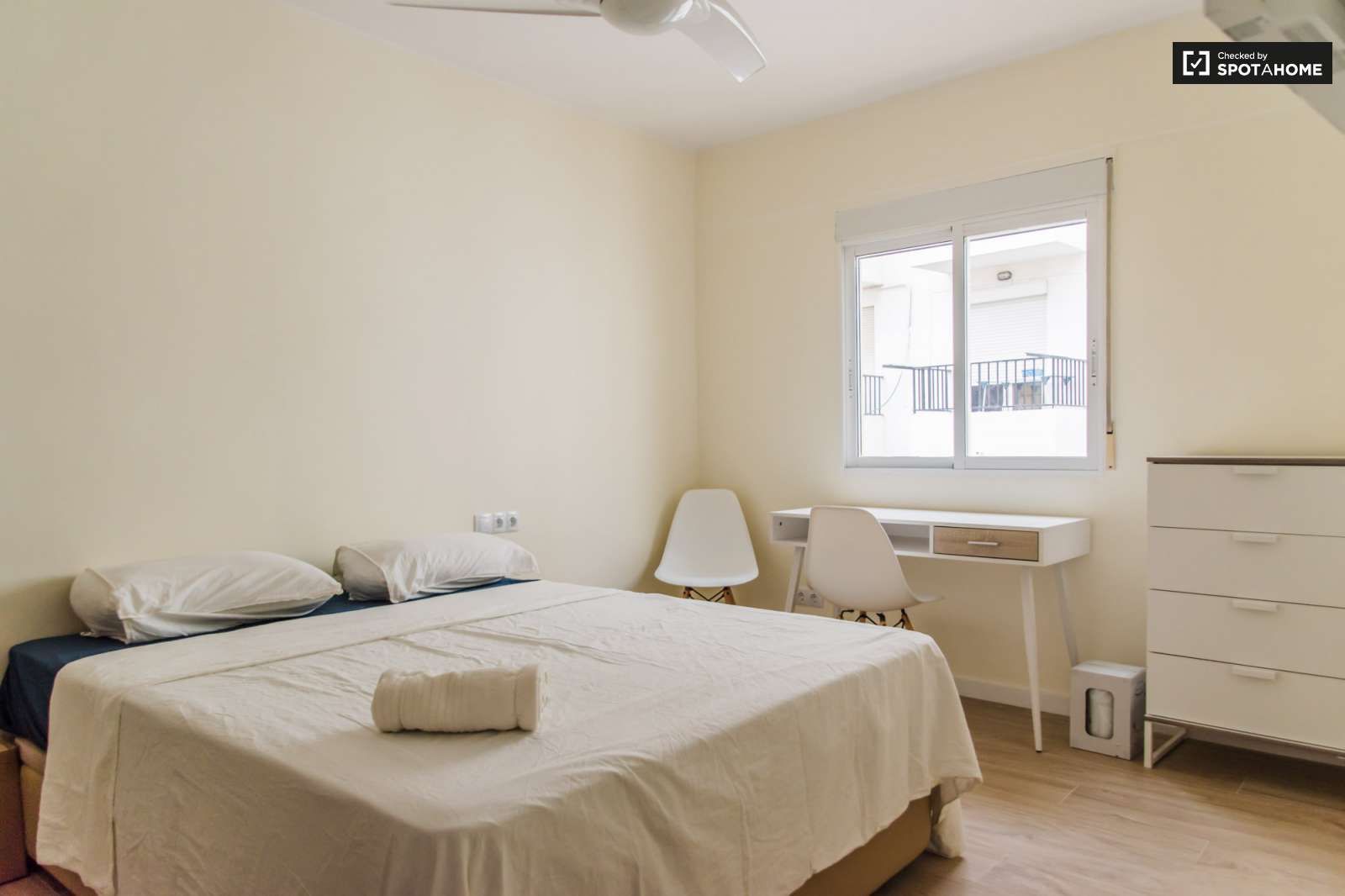 Bedroom of Flat for share in  Valencia Capital  with Air Conditioner and Terrace