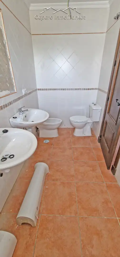 Badezimmer von Einfamilien-Reihenhaus zum Verkauf in El Puerto de Santa María mit Privatgarten und Balkon