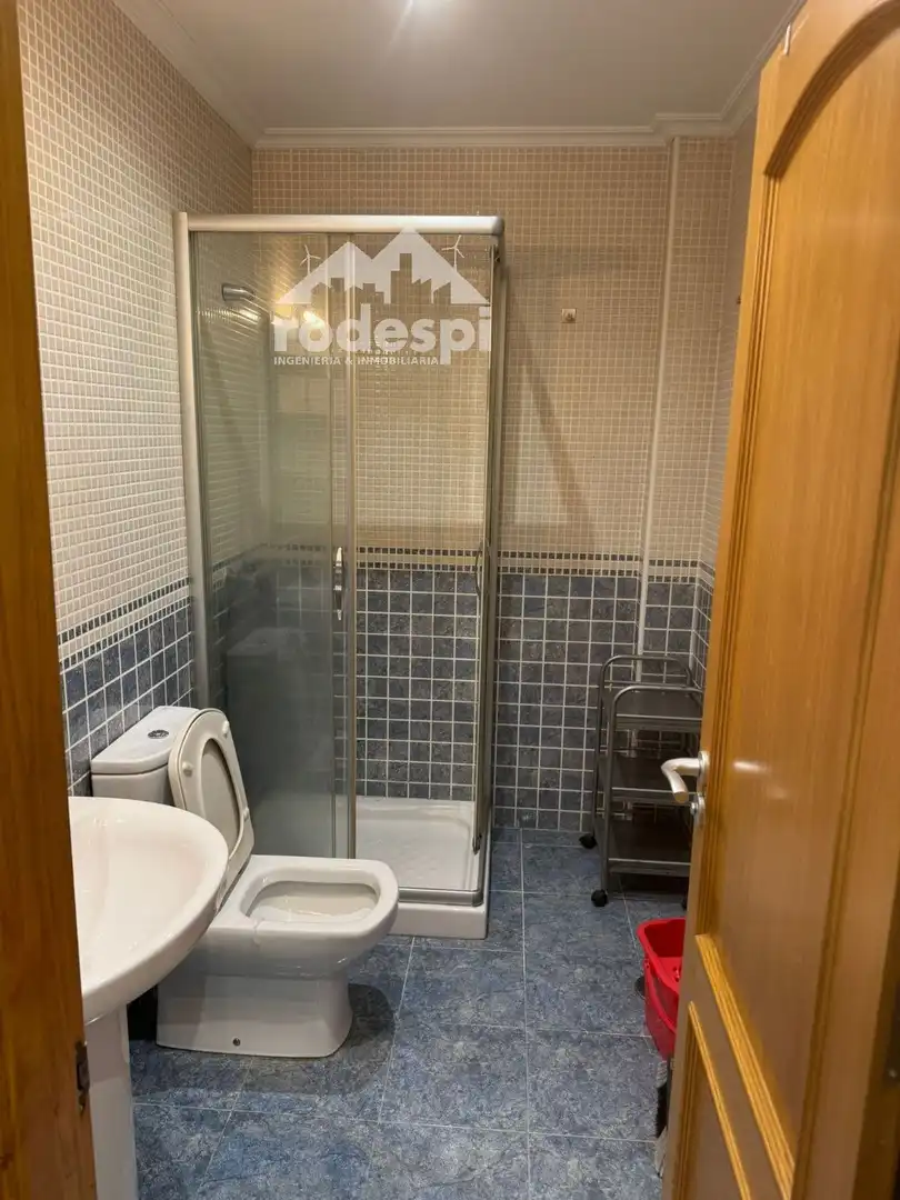Baño de Piso de alquiler en Ourense Capital  con Trastero y Amueblado