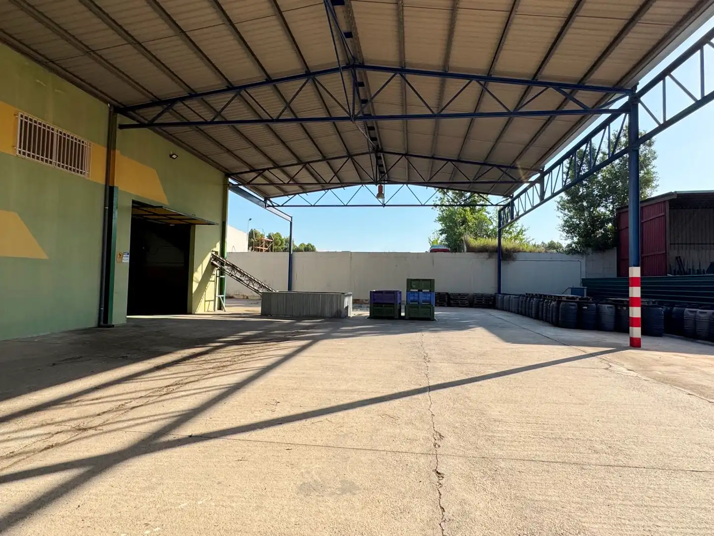 Außenansicht von Fabrikhallen zum Verkauf in Alcañiz