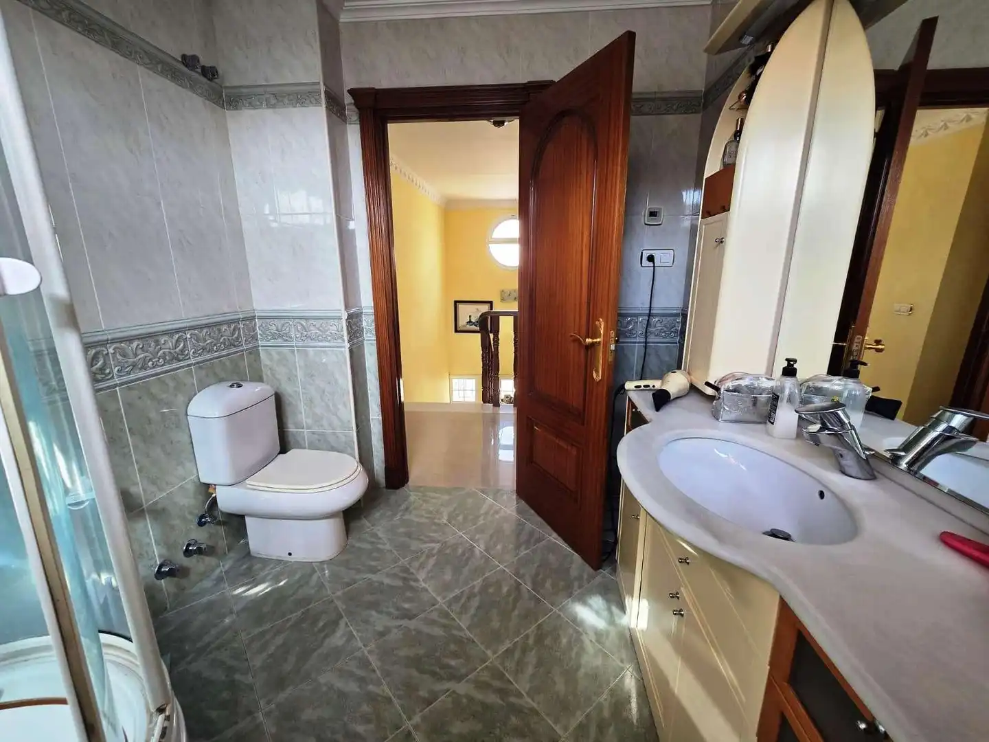 Bany de Casa o xalet en venda en Bormujos amb Aire condicionat i Piscina