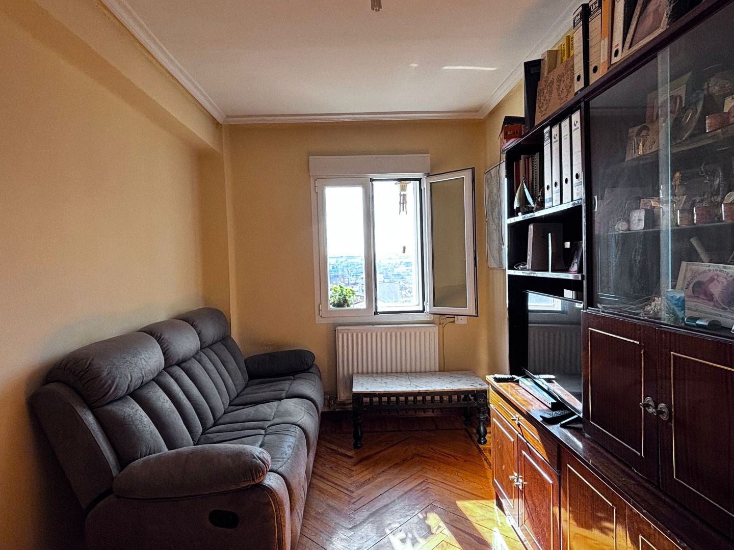 Sala d'estar de Pis en venda en Burgos Capital amb Calefacció i Parquet
