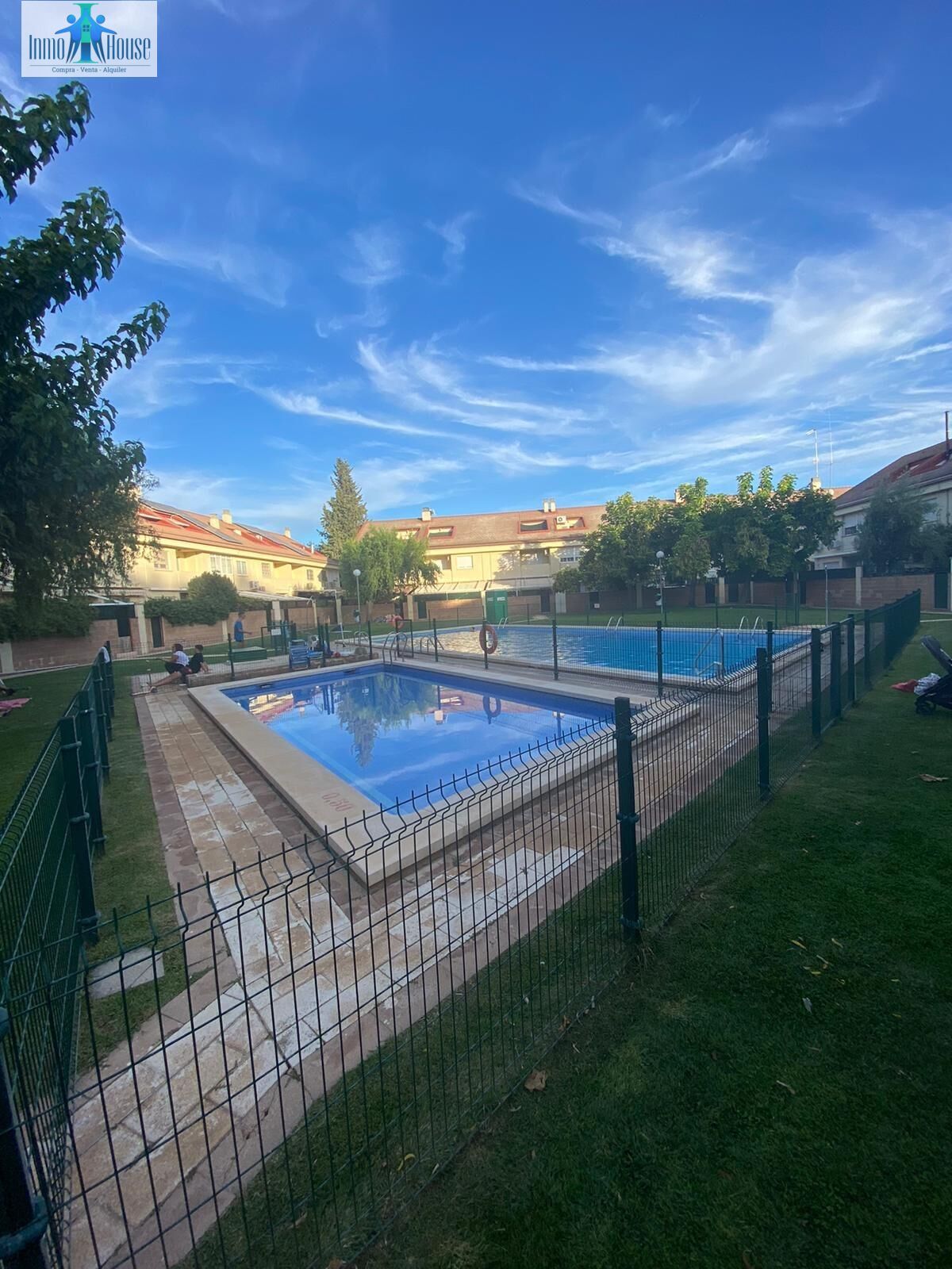 Piscina de Casa adosada en venda en  Albacete Capital amb Aire condicionat, Calefacció i Jardí privat