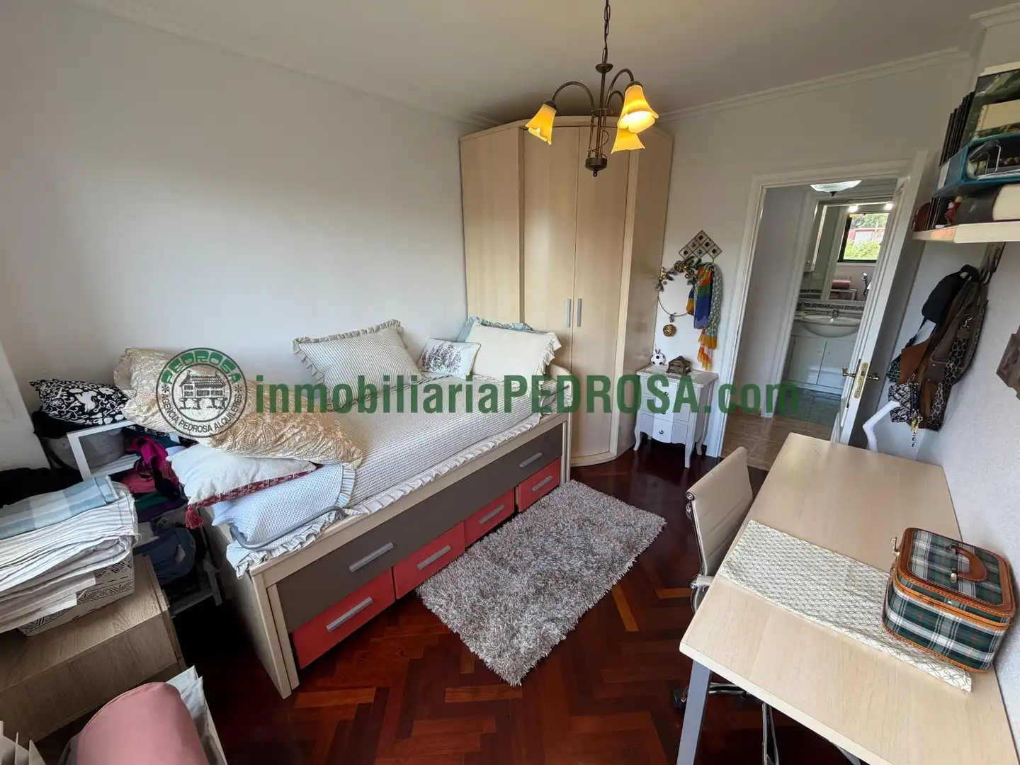 Dormitori de Apartament en venda en Pontevedra Capital  amb Calefacció i Traster