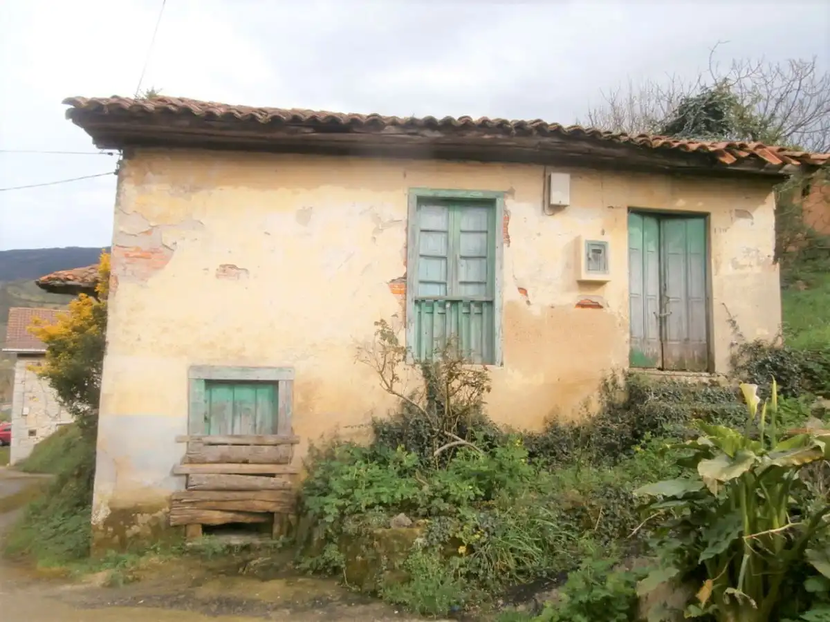 Casa amb jardí en venda a Candamo