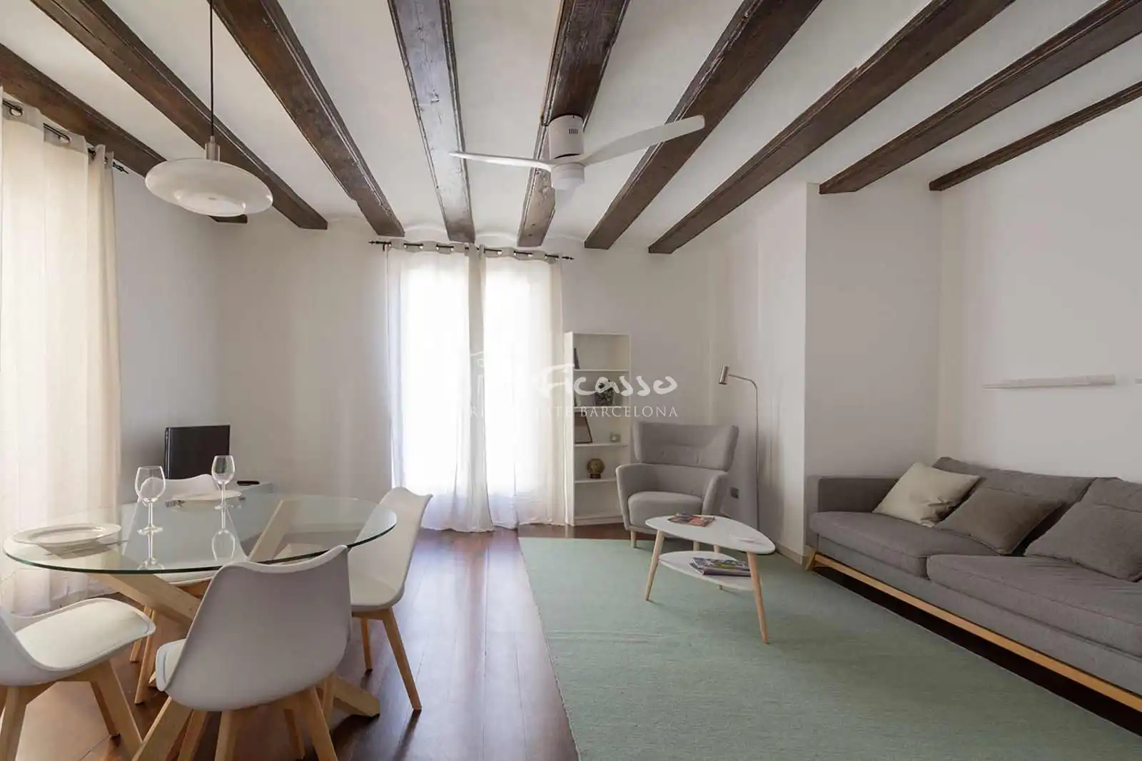 Sala d'estar de Pis de lloguer en Barcelona amb Calefacció, Parquet i Moblat