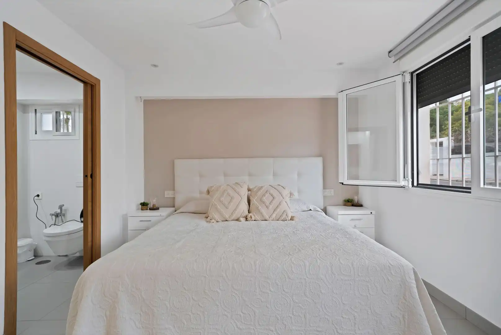 Dormitori de Apartament en venda en Marbella amb Aire condicionat