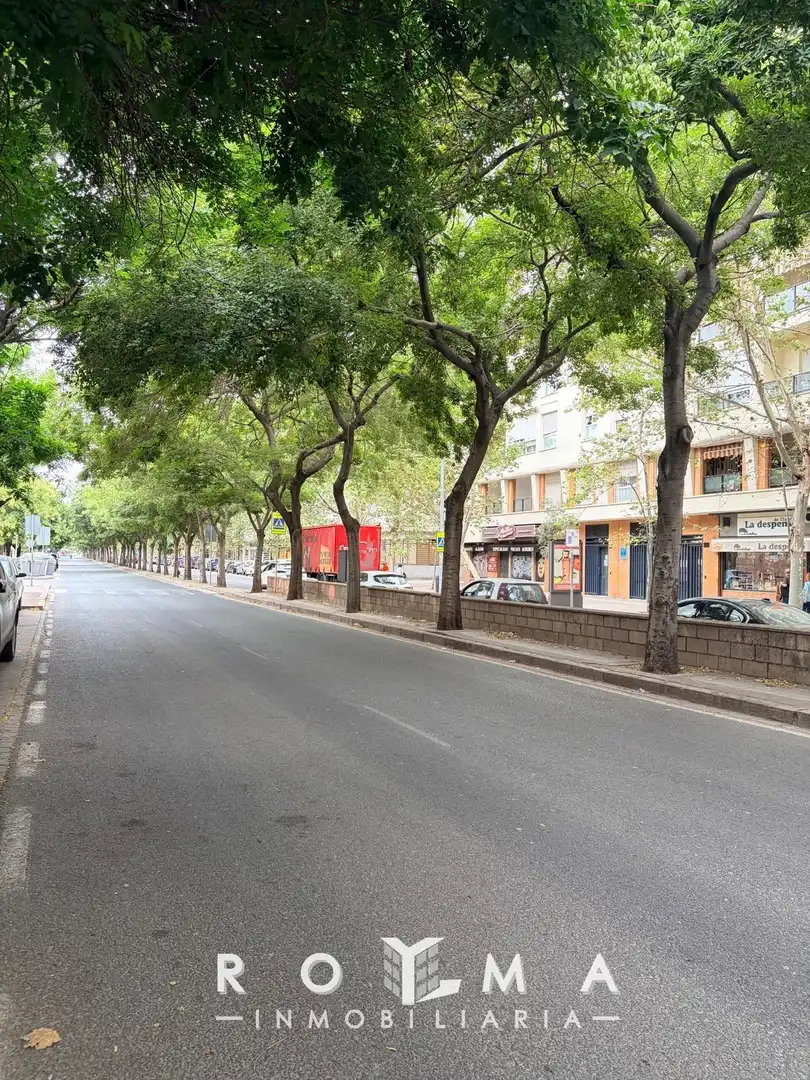 Vista exterior de Local en venda en Sevilla
