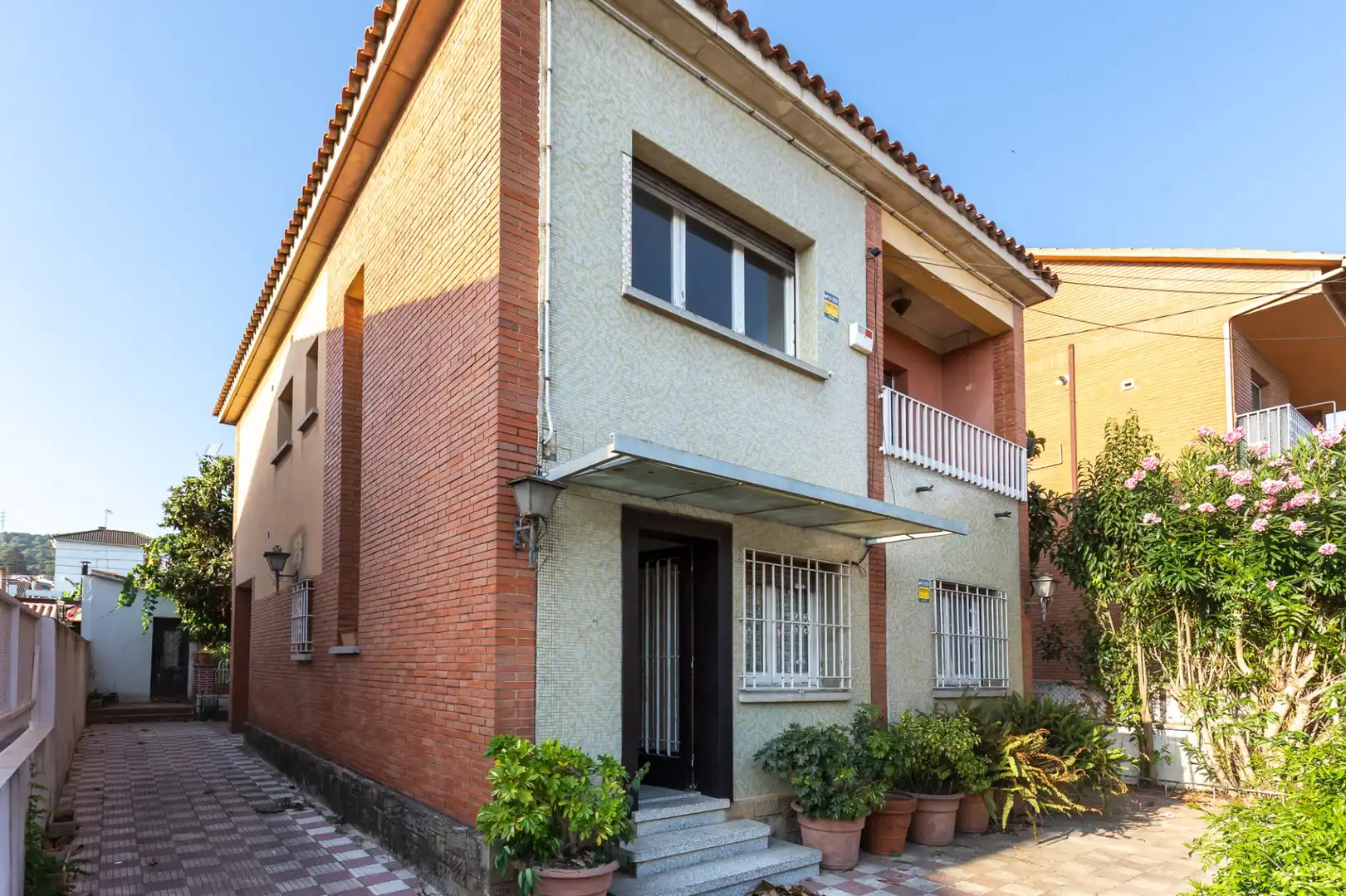 Vista exterior de Casa o xalet en venda en Montcada i Reixac amb Aire condicionat, Calefacció i Terrassa