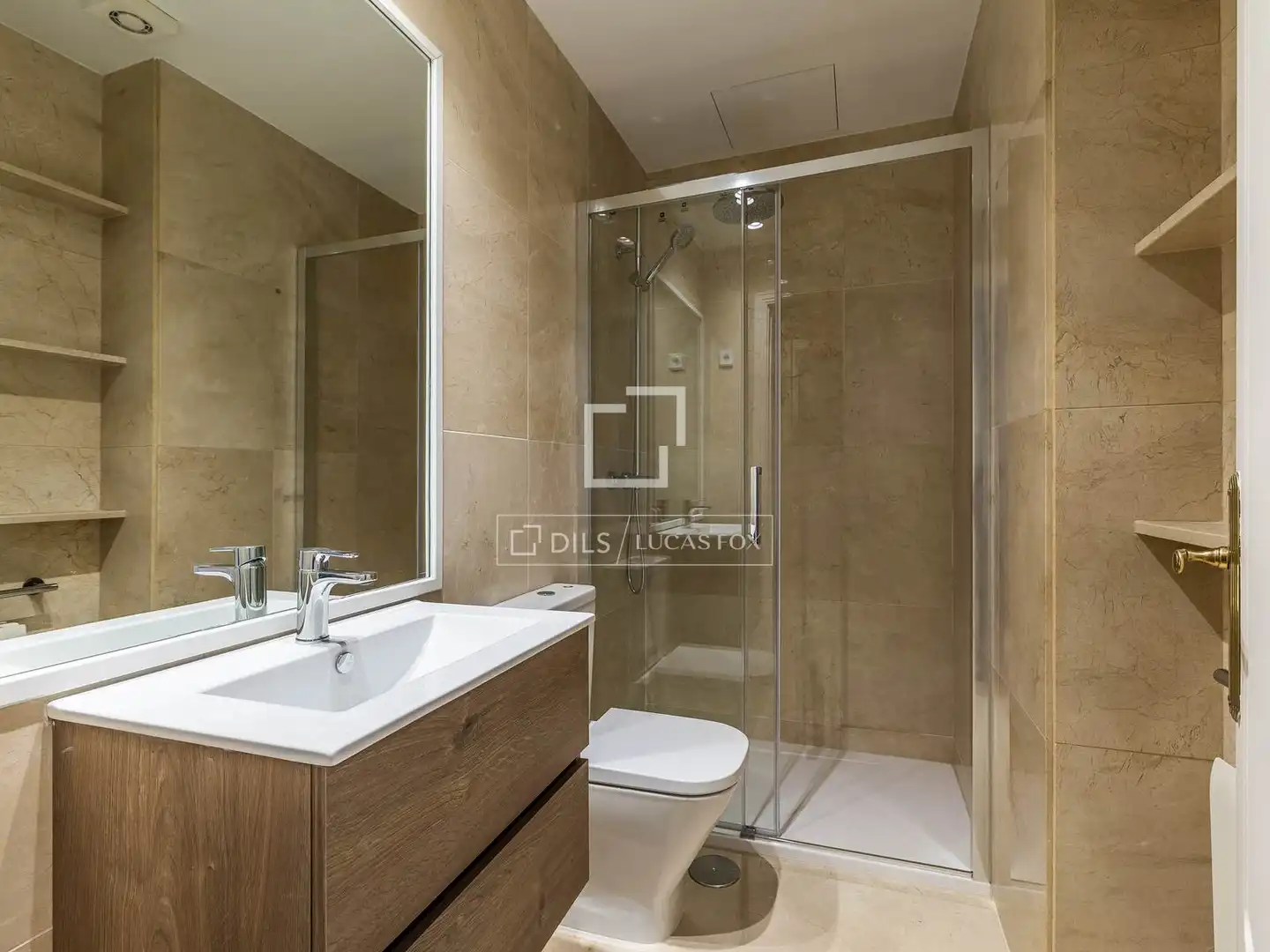 Bathroom of Attic for sale in Madrid  with Air Conditioner, Heating and Parquet flooring