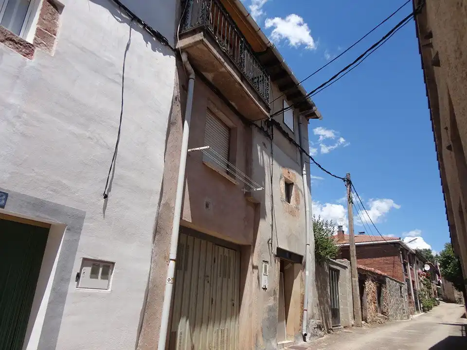 Vista exterior de Finca rústica en venda en Riocavado de la Sierra amb Moblat