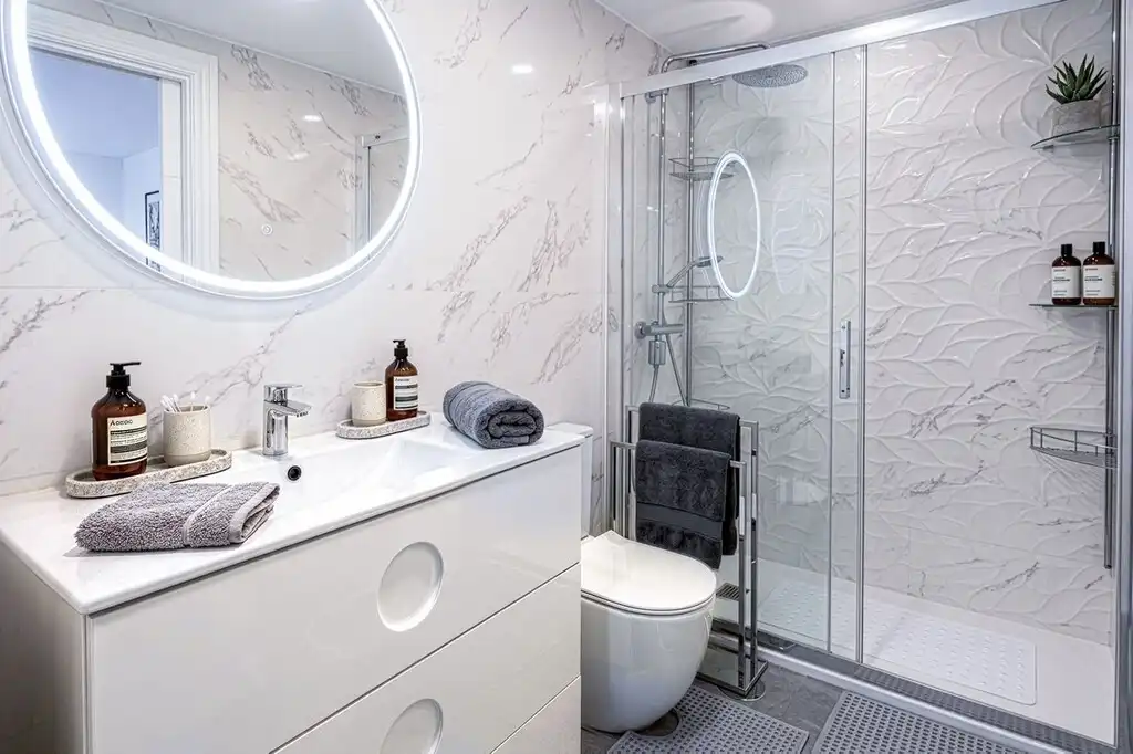 Badezimmer von Erdgeschoss zum Verkauf in Benalmádena mit Klimaanlage, Terrasse und Gemeinschaftspool
