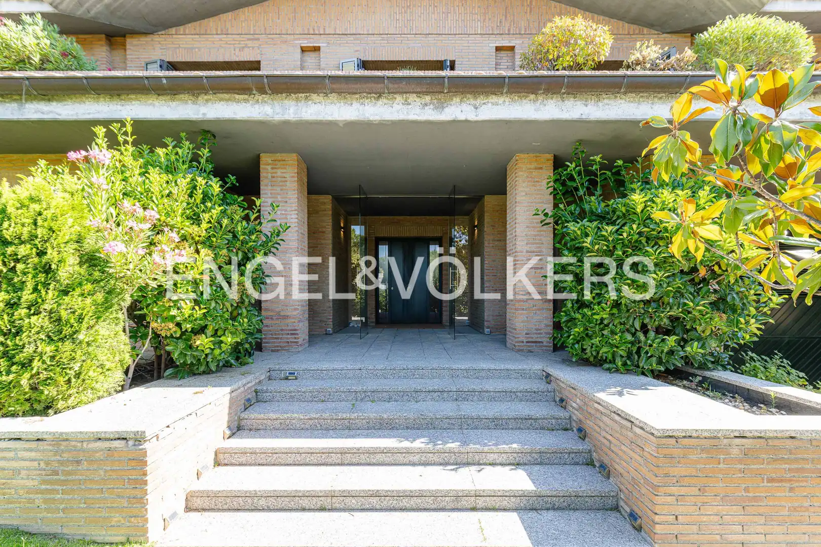 Vista exterior de Casa o xalet de lloguer en Pozuelo de Alarcón amb Aire condicionat, Calefacció i Jardí privat