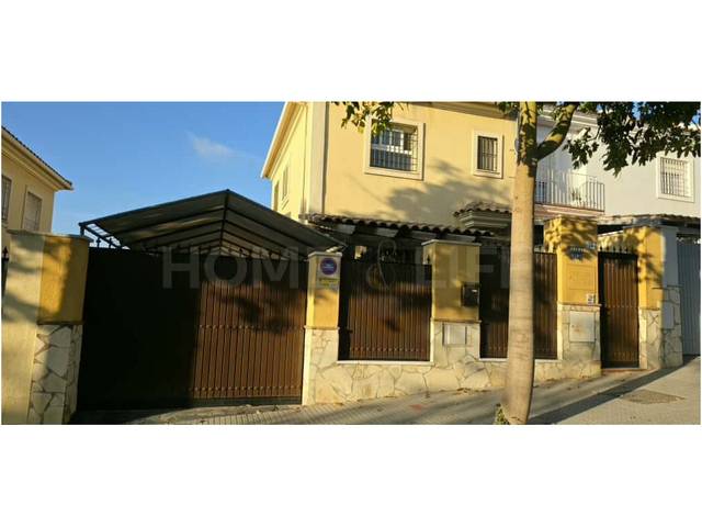 Casa-chalet en Venta en Calle Irlanda en Distrito Zeta - Recinto Ferial Cortijo de Torres