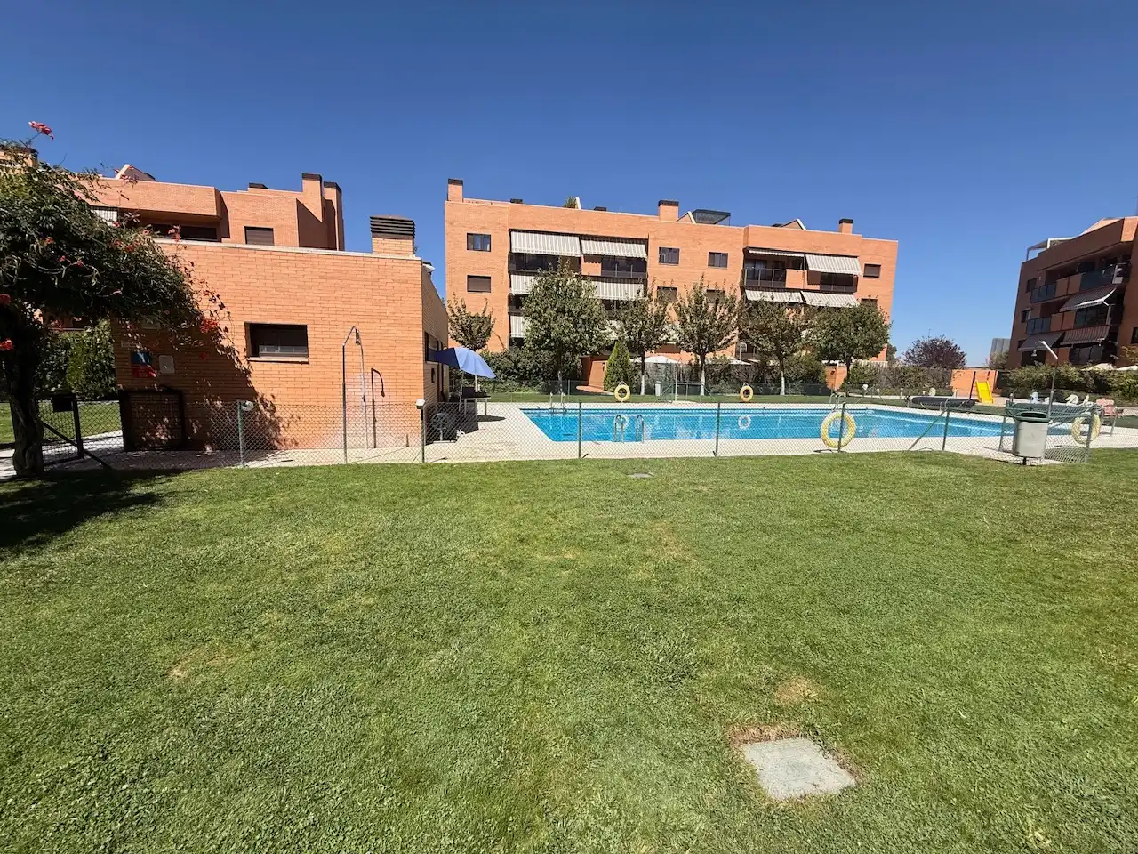 Piscina de Àtic de lloguer en Yebes amb Aire condicionat, Terrassa i Traster