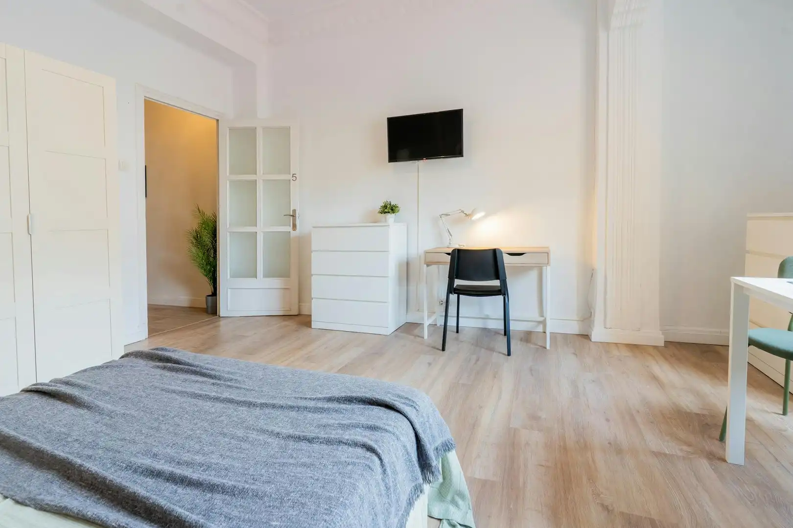 Schlafzimmer von Wohnung zur untervermieten in Valencia mit Waschmaschine und Fernseher