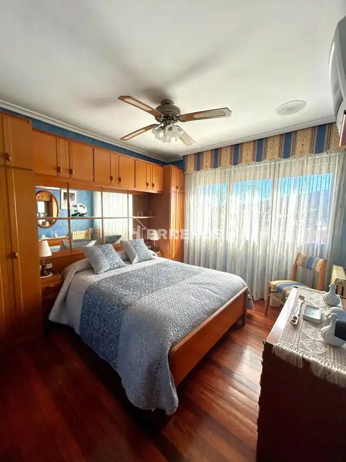 Habitación de Casa adosada en venta en Baños de Río Tobía con Aire acondicionado, Calefacción y Parquet