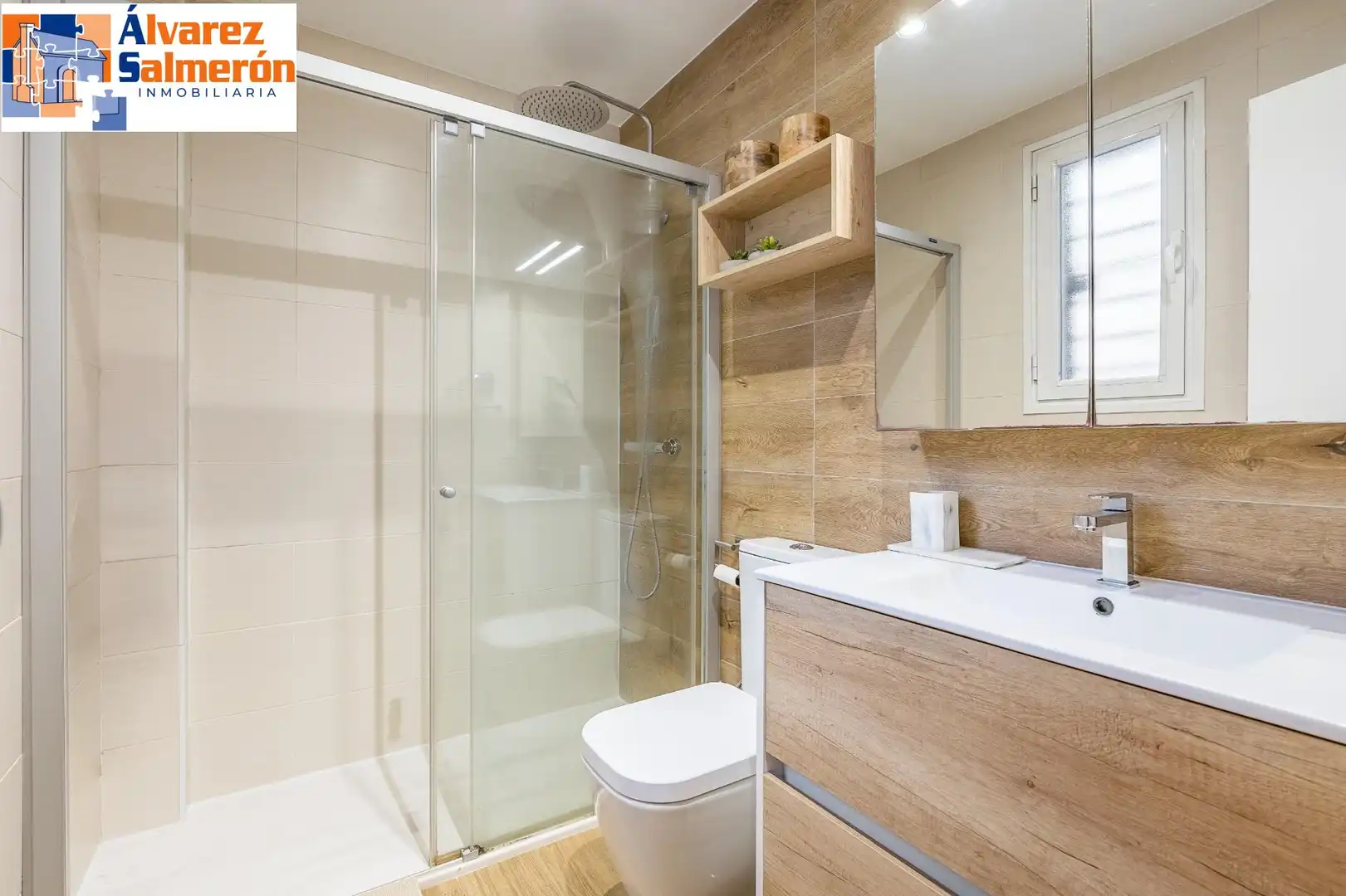 Badezimmer von Einfamilien-Reihenhaus zum Verkauf in Granada mit Privatgarten und Balkon