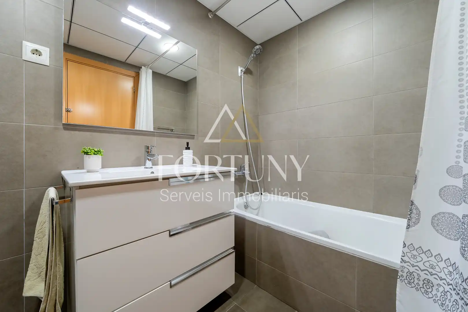 Bathroom of Flat for sale in Reus  with Air Conditioner, Swimming Pool and Balcony