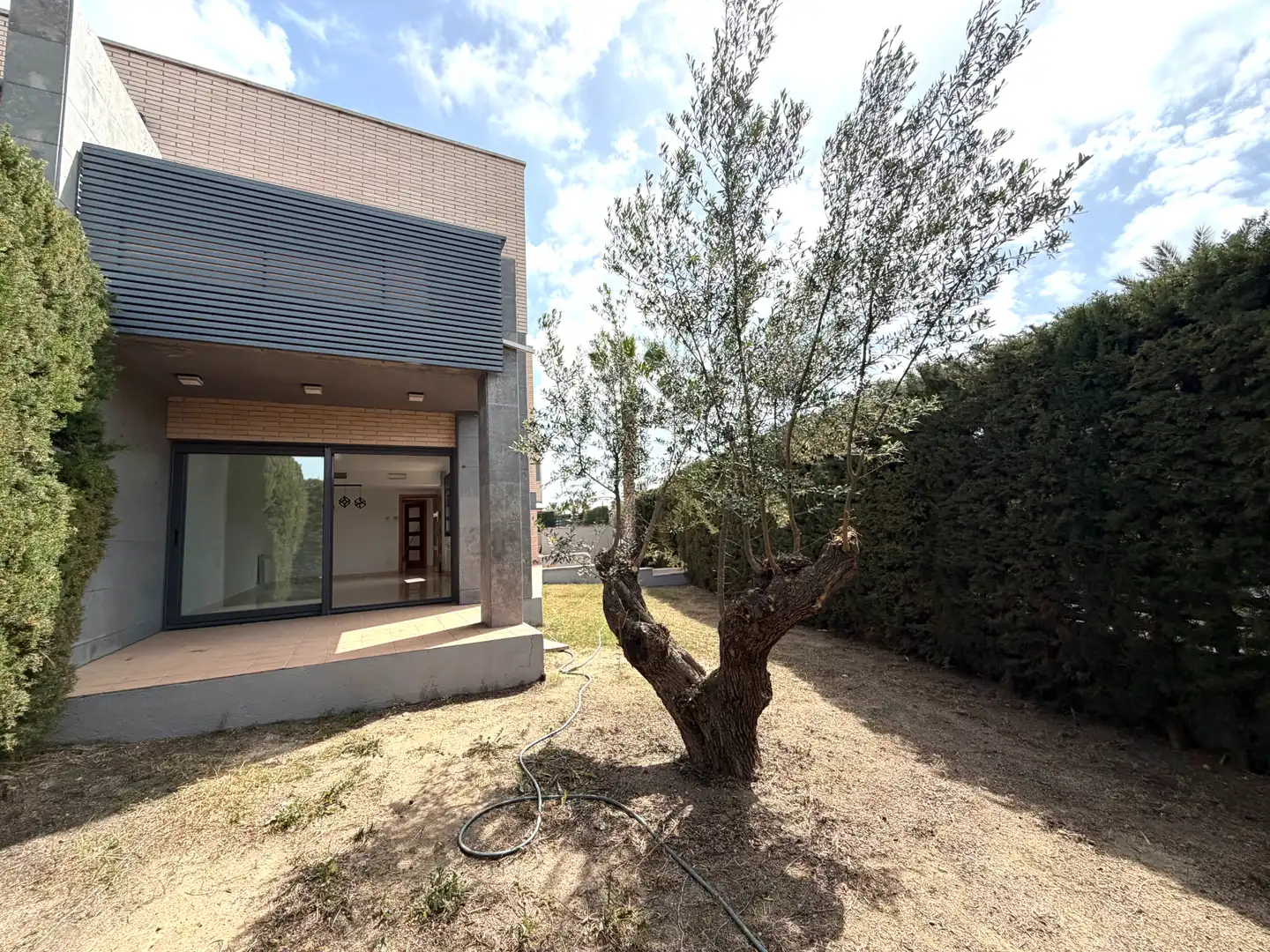 Vista exterior de Casa adosada en venda en Cambrils amb Aire condicionat, Calefacció i Jardí privat