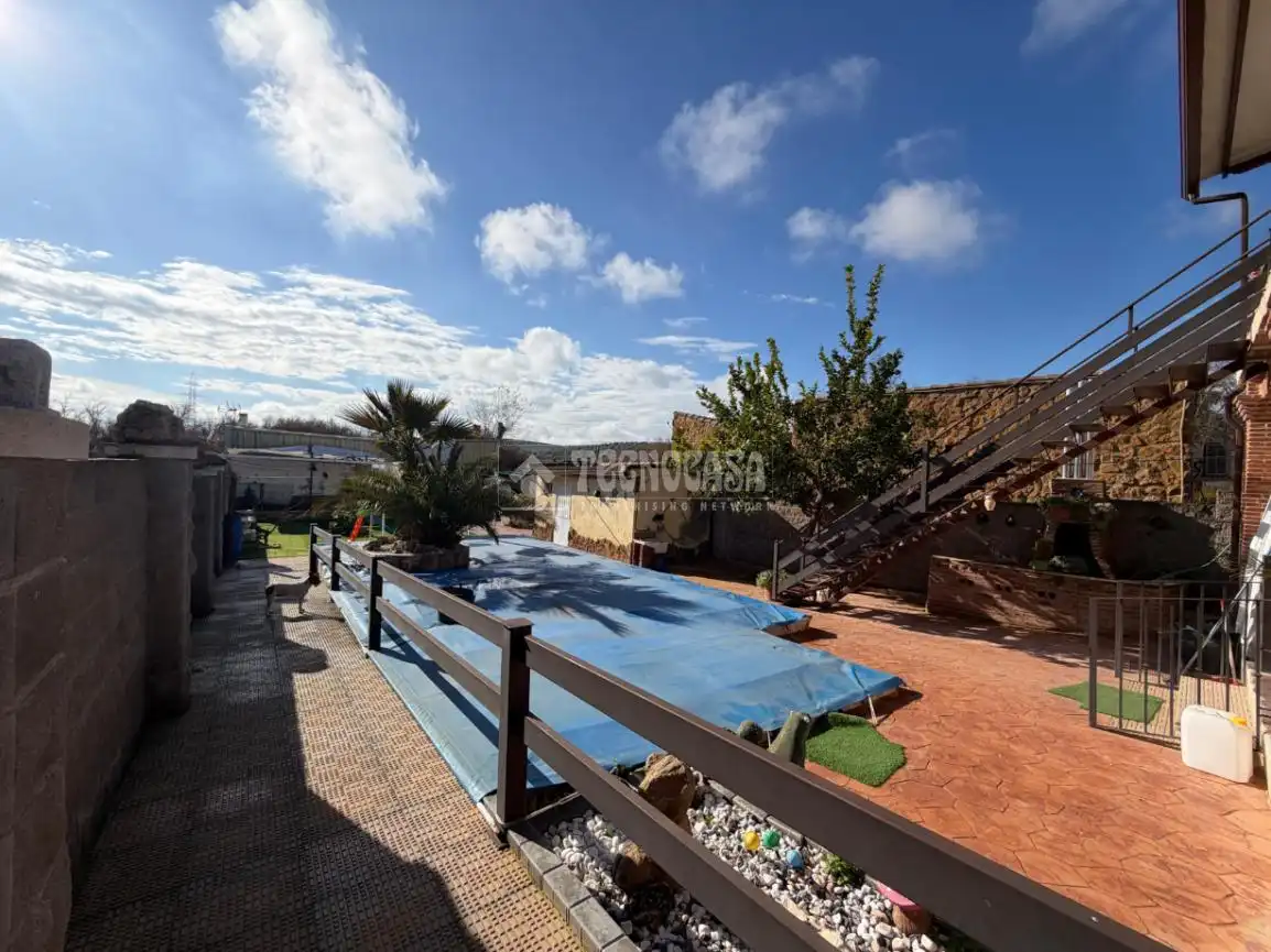 Piscina de Finca rústica en venda en Villatorres amb Aire condicionat, Calefacció i Alarma
