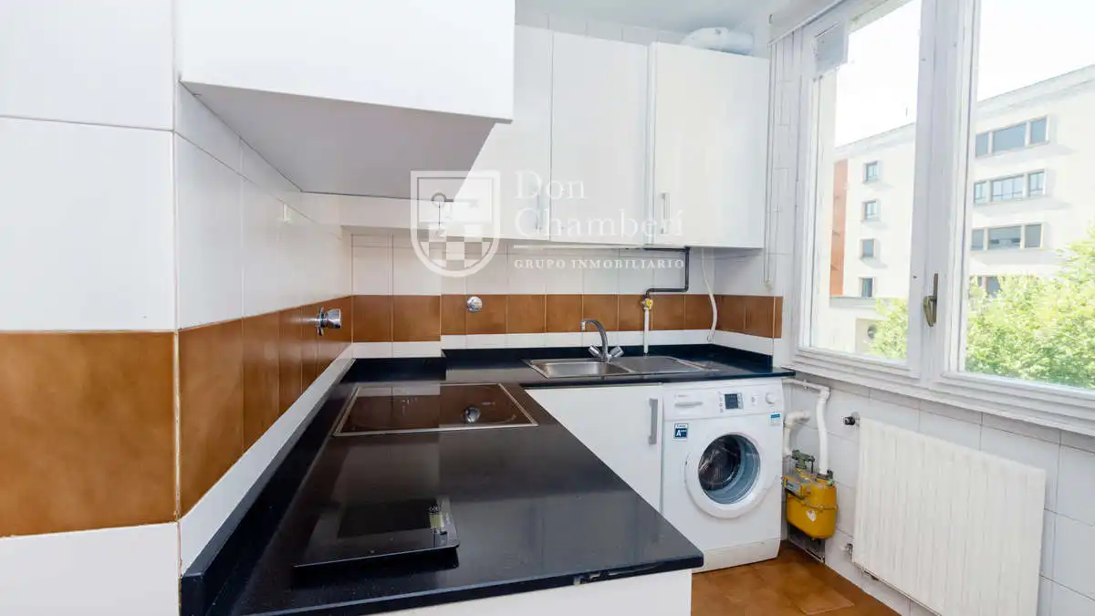Cuina de Dúplex de lloguer en Madrid amb Calefacció i Moblat