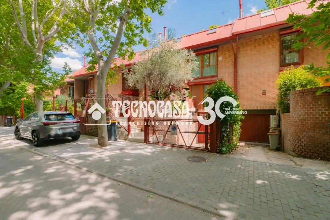 Vista exterior de Casa adosada en venda en Madrid amb Aire condicionat, Calefacció i Terrassa