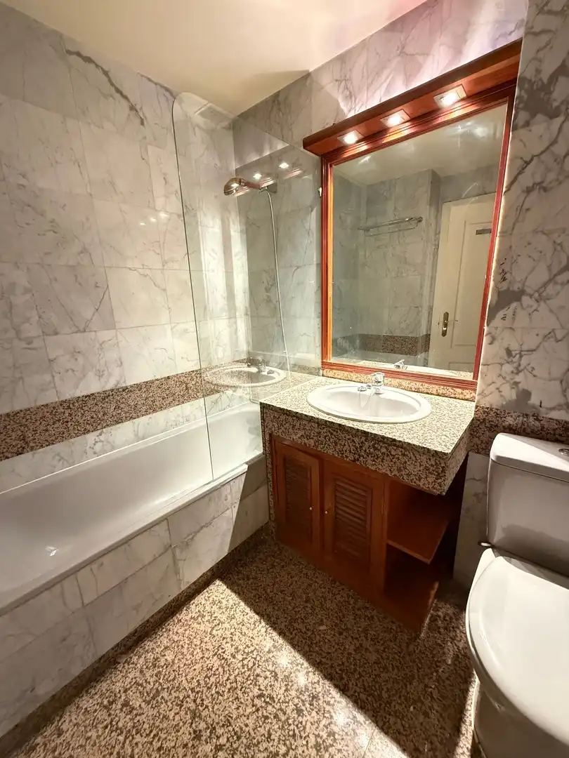 Baño de Dúplex en venta en Pozuelo de Alarcón con Aire acondicionado, Trastero y Piscina comunitaria