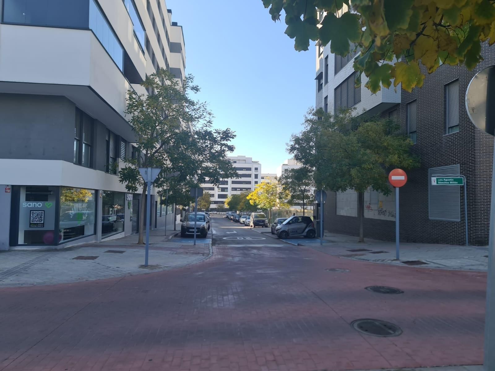 Local de lloguer a Calle J MANUEL CABALLERO BONALD